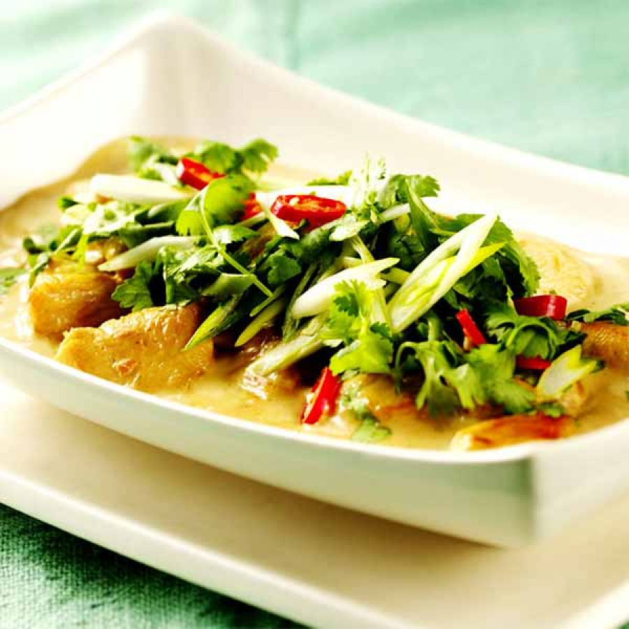Тайский салат с курицей карри
