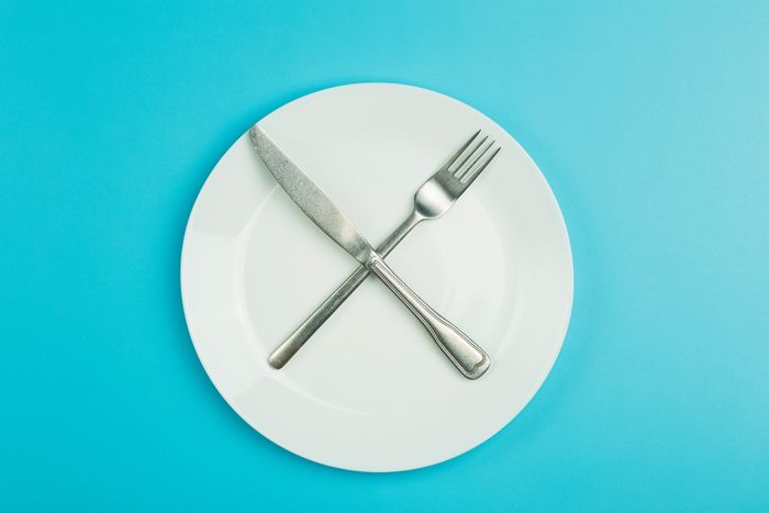 тарелка, вилка и нож