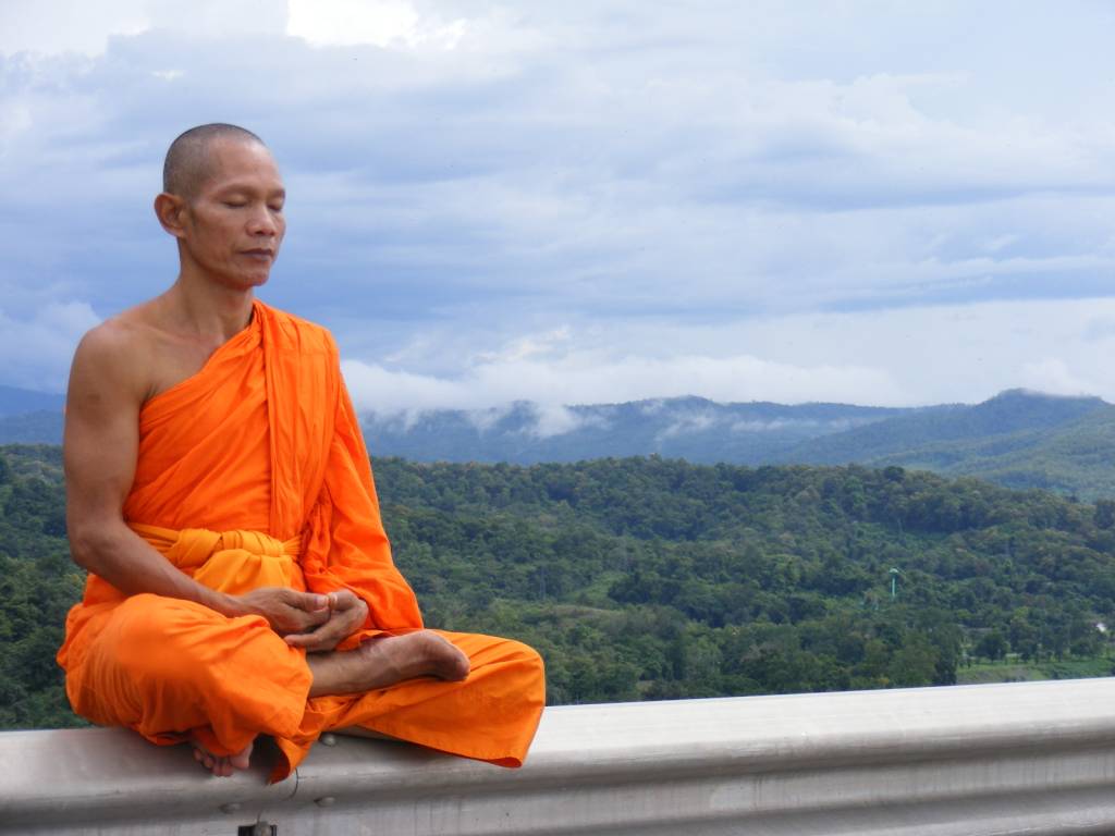 буддист медитирует